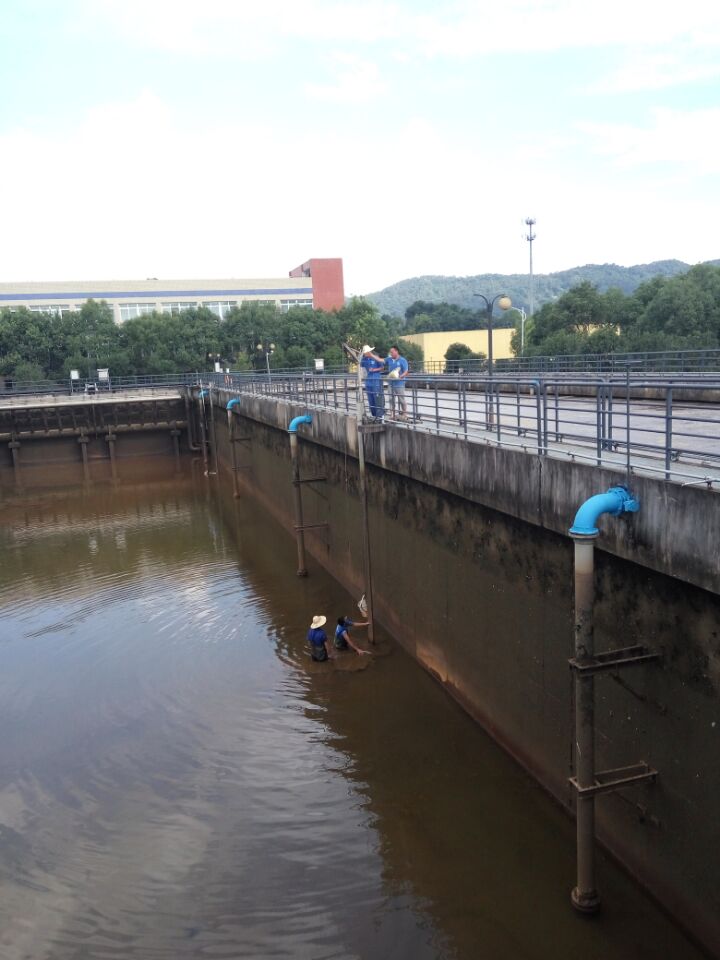 大学城厂组织抢修4号池搅拌器.jpg